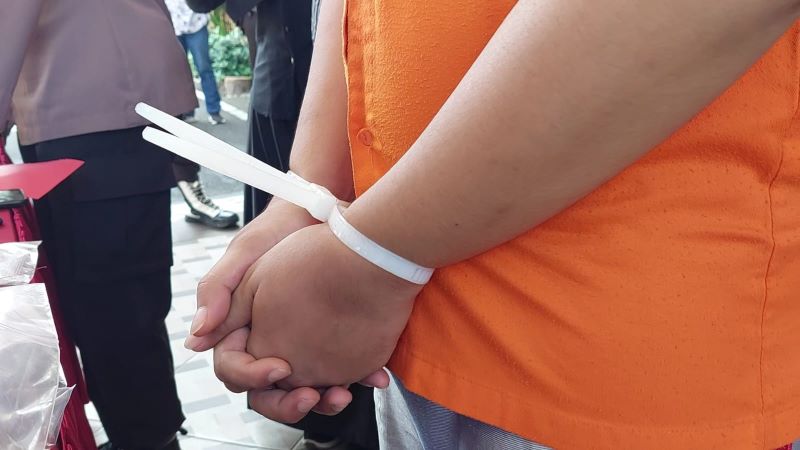 BORGOL: Tangan pelaku kriminal diborgol kepolisian.