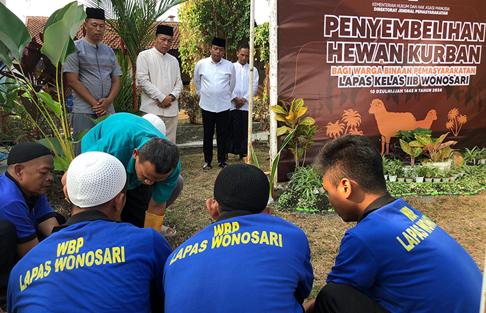 BINA ROHANI: Sejumlah warga binaan pemasyarakatan saat menyembelih hewan kurban pada Hari Raya Idul Adha 1445 H di Lapas Kelas IIB Wonosari, (17/6).(Dok. Humas Kanwil Kemenkumham DIY&nbsp;)