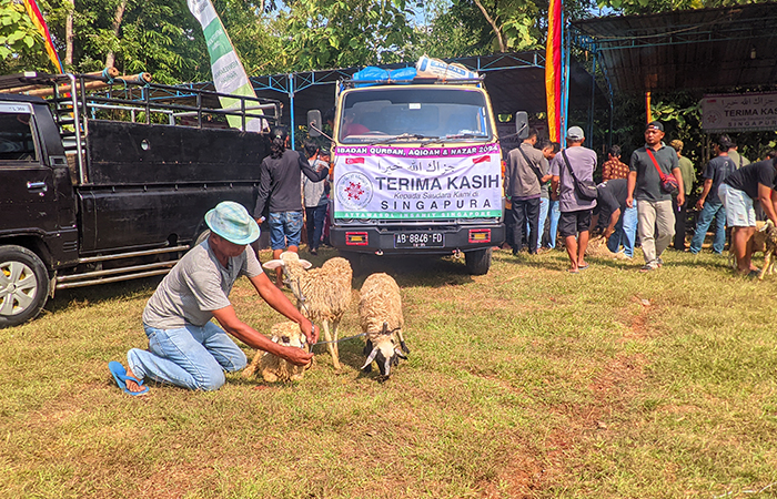 BERKAH IDUL ADHA: Warga membawa bantuan hewan kurban dari Yayasan Attawasol Insaniy Singapura di Lapangan Kwarasan, Nglipar, Gunungkidul, (1/6).Andi May/Radar Jogja