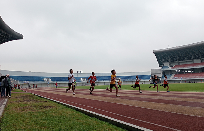 BIBIT: Para atlet pelajar Kota Jogja saat menjalani lomba atletik di Stadion Mandala Krida.Rizky Wahyu/Radar Jogja&nbsp;