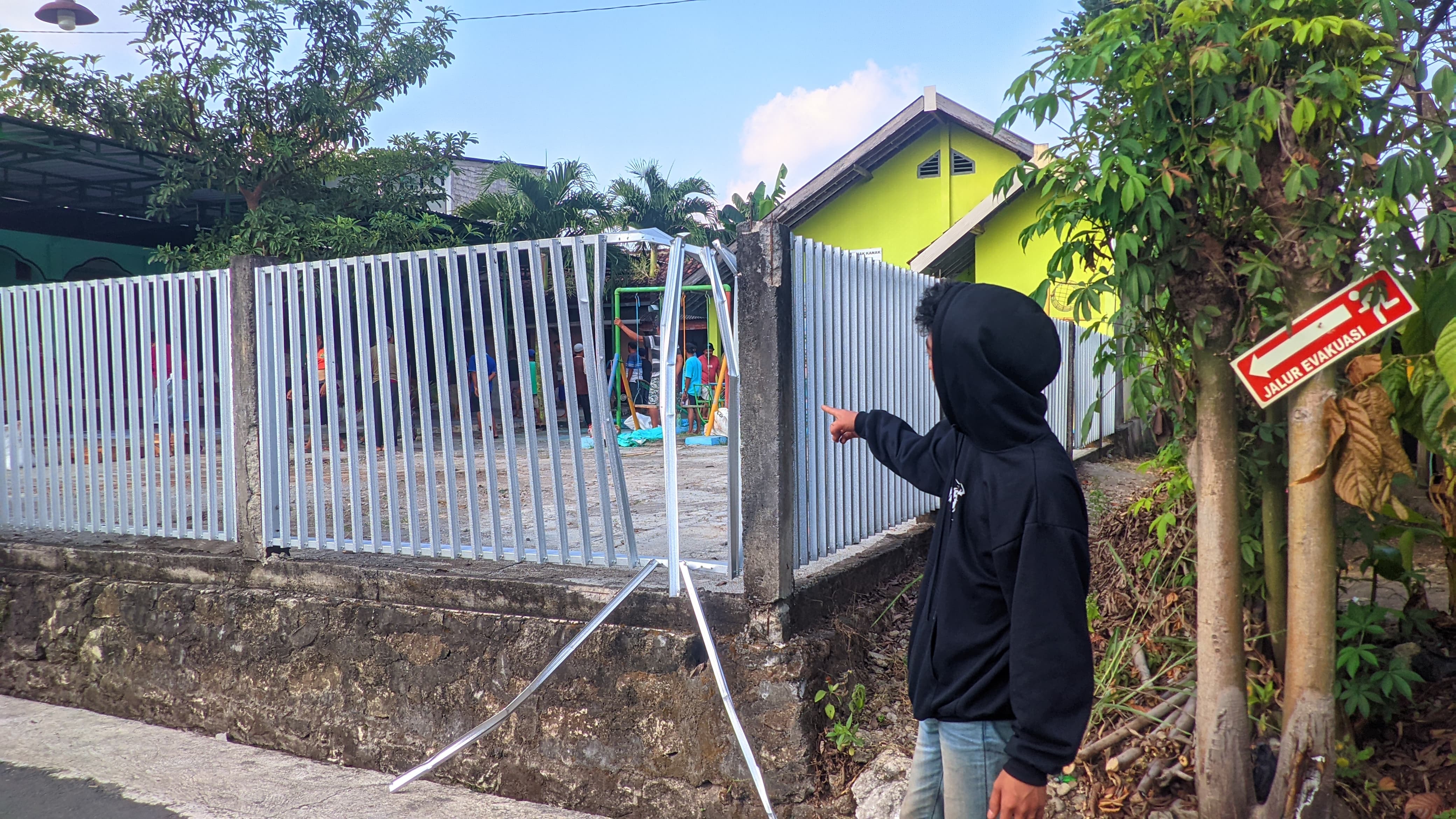 Pagar besi masjid rusak akibat diserobot sapi mengamuk di Padukuhan Sumbermulyo, Kalurahan Kepek, Wonosari, Gunungkidul, Senin (17/6) sekitar pukul 08.30 WIB.