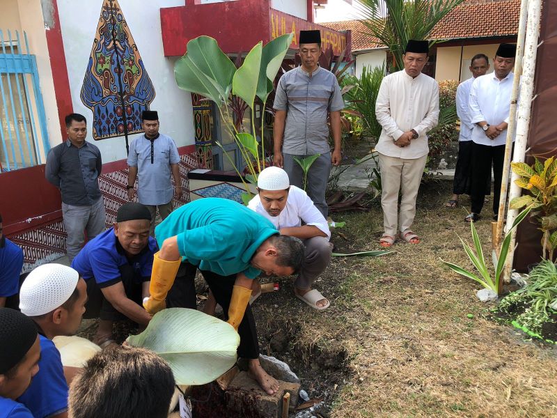 Sejumlah warga binaan pemasyarakatan saat menyembelih hewan kurban pada Hari Raya Idul Adha 1445 H di Lapas Kelas IIB Wonosari, Senin (17/6/2024).