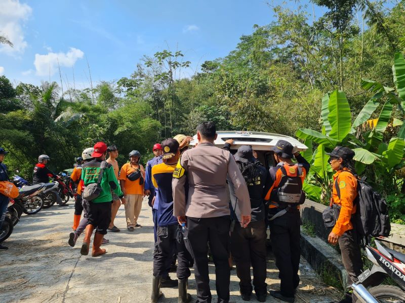 EVAKUASI: Setelah dinyatakan hanyut di Sungai Progo, bocah berusia 9 tahun itu akhirnya ditemukan dalam kondisi meninggal dunia.