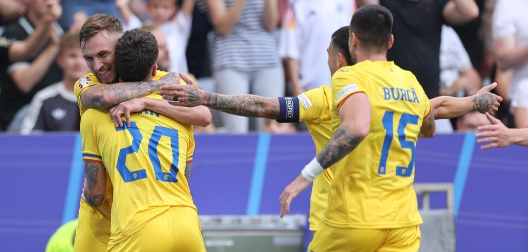 Selebrasi pemain Rumania usai menjebol gawang Ukraina