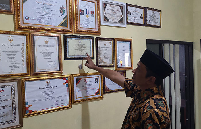 UNJUK GIGI: Lurah Jatimulyo Anom Sucondro menunjukkan prestasi desanya.ANOM BAGASKORO/RADAR JOGJA