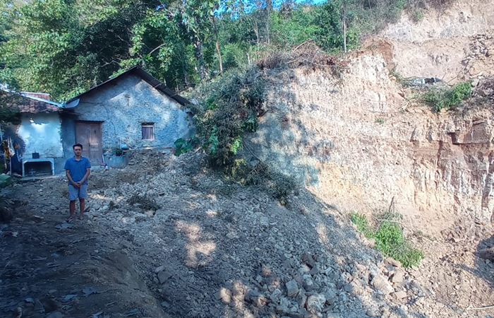 MERASA DIBOHONGI: Rumah Fajar Eko Nugroho bersama&nbsp; keluarganya terancam longsor akibat operasi penambangan uruk tol di Padukuhan Nglengkong, Serut, Gedangsari, Gunungkidul.