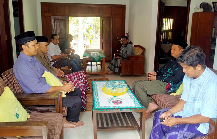 TAKZIAH: Usai mendapat kabar dari Tanah Suci, rombongan Kemenag Kulon Progo mendatangi rumah duka keluarga Rasid Kromo Karijo, 85, di Pleret, Panjatan.Dok. Kemenag Kulon Progo