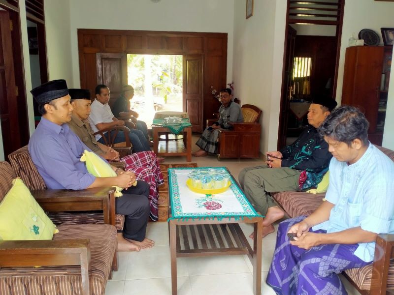 TAKZIAH: Usai mendapat kabar dari Tanah Suci, rombongan Kankemenag mendatangi rumah duka.&nbsp;