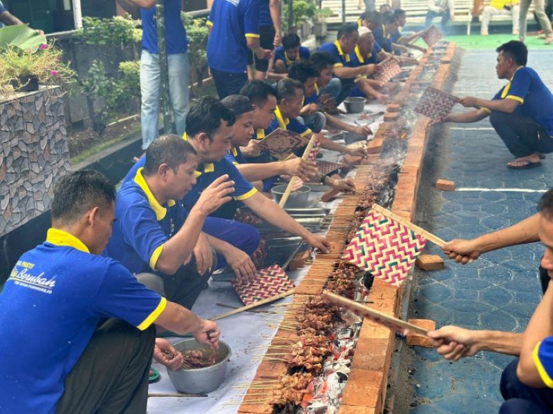 KEBERSAMAAN: Warga binaan di Rutan Purworejo saat membakar satai bersama usai prosesi penyembelihan hewan kurban, Senin (17/6/2024).
