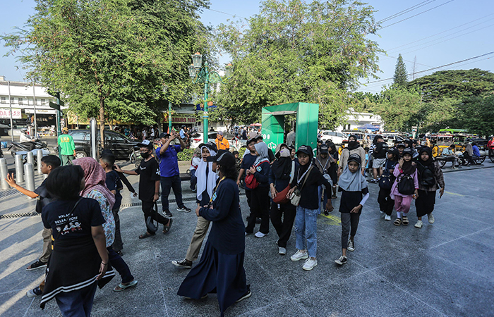 Siswa-siswi dari luar daerah Yogyakarta mengunjungi kawasan wisarta malioboro, Jogja, Selasa (18/6).ELANG KHARISMA DEWANGGA/RADAR JOGJA