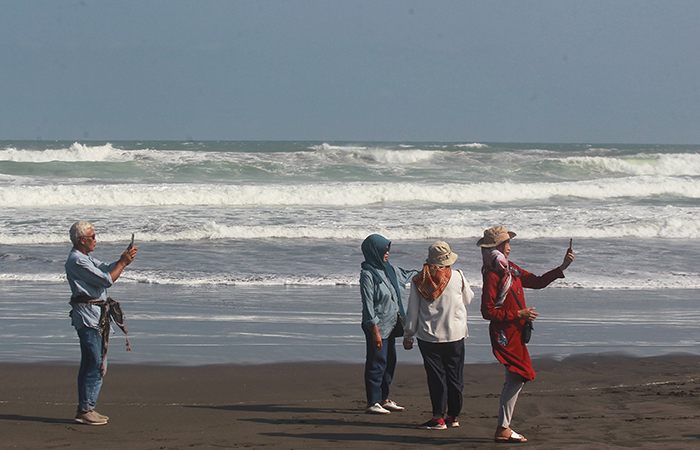 Wisatawan menikmati suasana Pantai Parangkusumo, Bantul. Pantai Parangkusumo dan pantai Parangtritis diprediksi masih menjadi destinasi favorit wisata Bantul