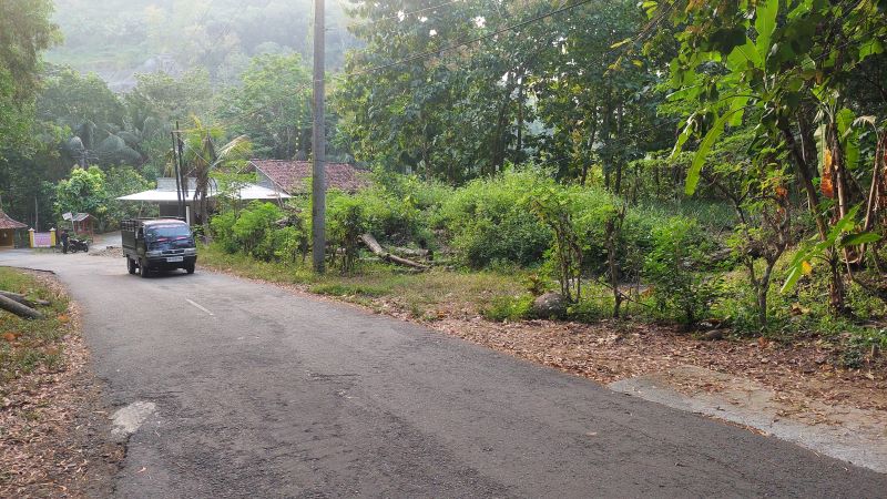 BERLUBANG: Jalan menuju Waduk Sermo berlubang, akan segera diperbaiki.&nbsp;