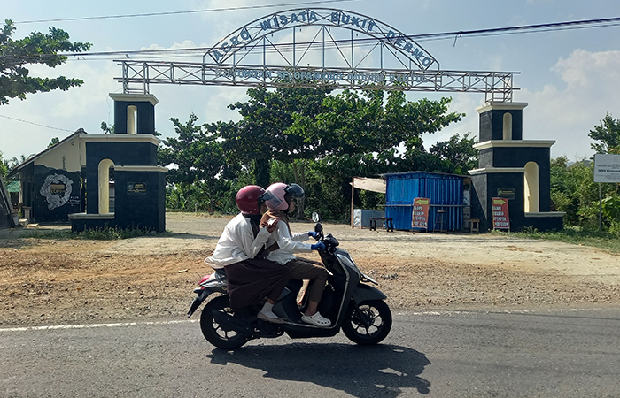 TERBENGKALAI: Warga melintas di depan gaupra Agro Wsata Bukit Dermo Padukuhan Nawungan I, Imogiri, (18/6).Khairul Ma