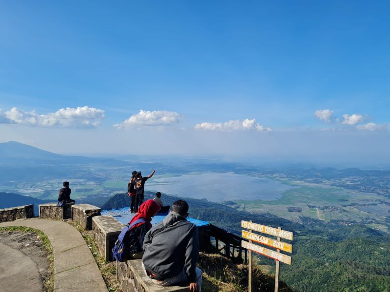 HAMPARAN ALAM: Pemandangan yang menyegarkan mata membuat siapapun betah berlama-lama di Gunung&nbsp;Telomoyo.