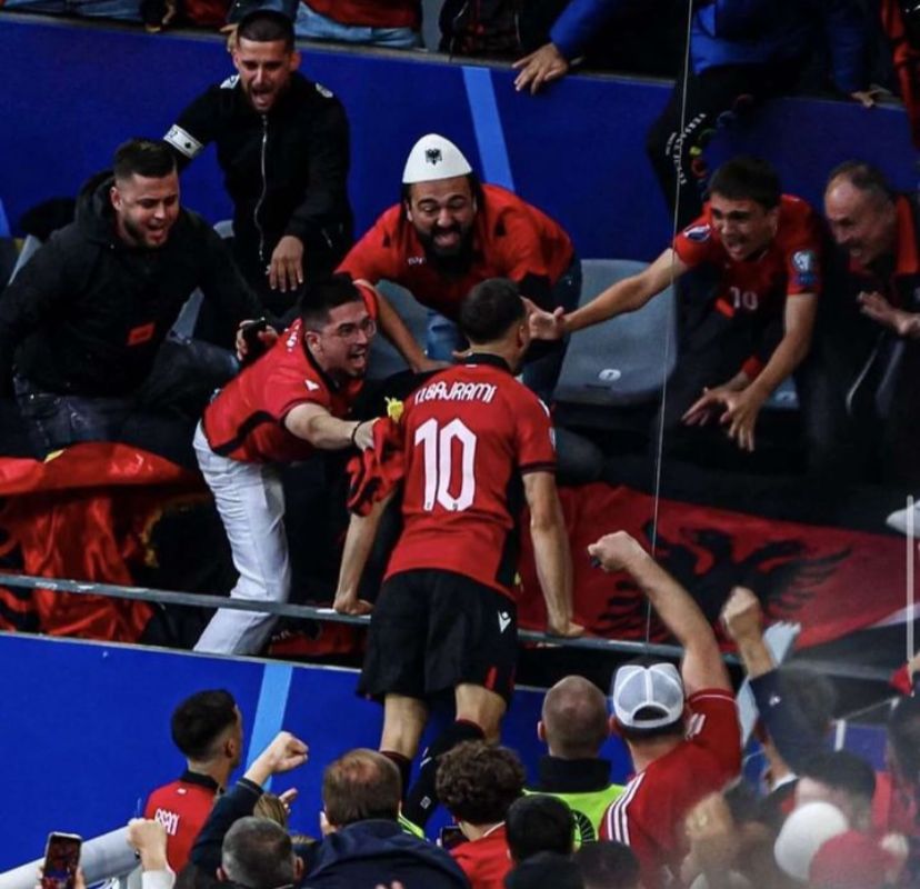 Selebrasi pemain timnas Albania di depan suporter