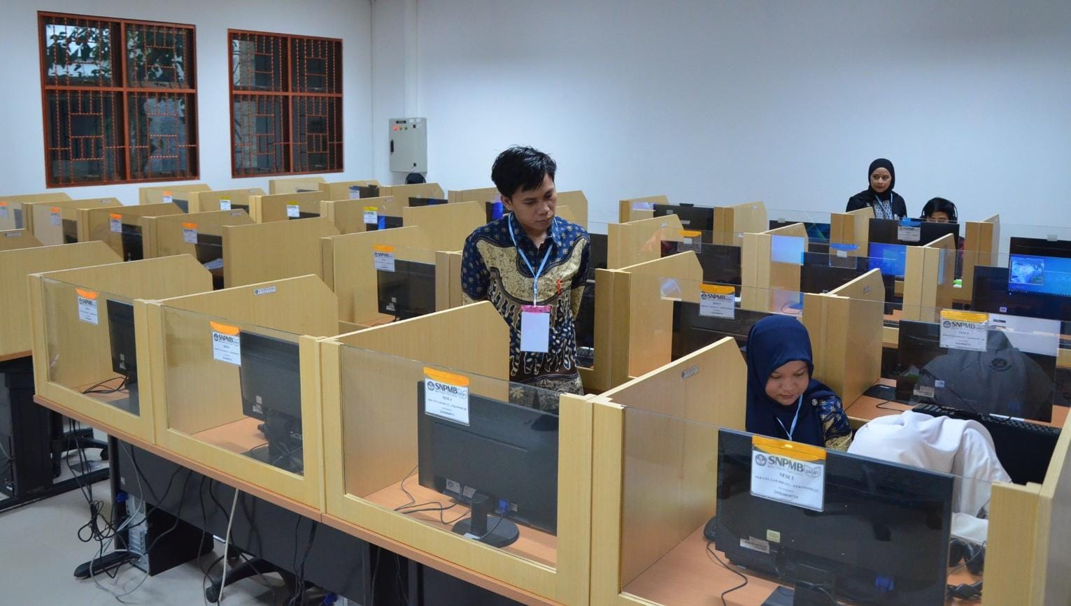 Calon mahasiswa baru mengikuti tes Ujian Tulis Berbasis Komputer - Seleksi Nasional Berdasarkan Tes (UTBK-SNBT) 2024 untuk difabel di Universitas Negeri Yogyakarta (UNY) belum lama ini