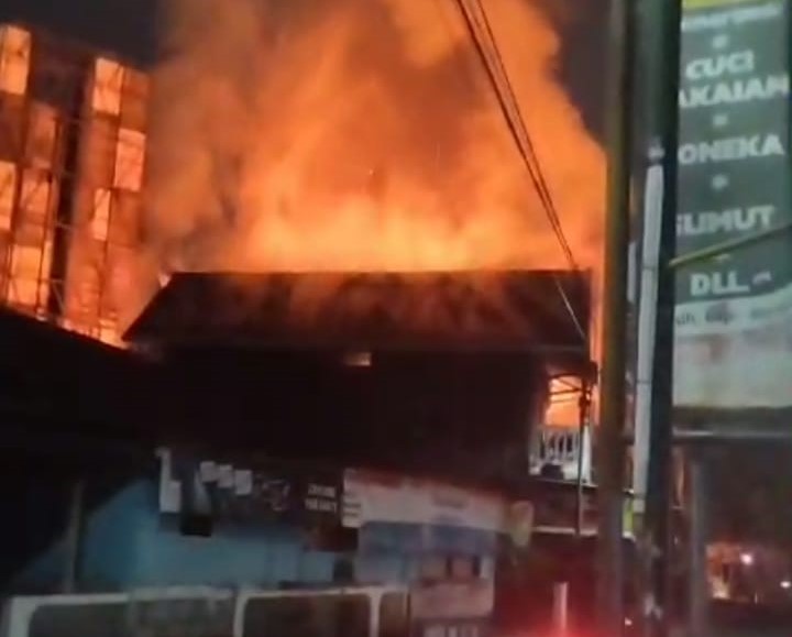 Kebakaran di UD. Hikmah Jaya Kusen Jati, Selasa (18/06)