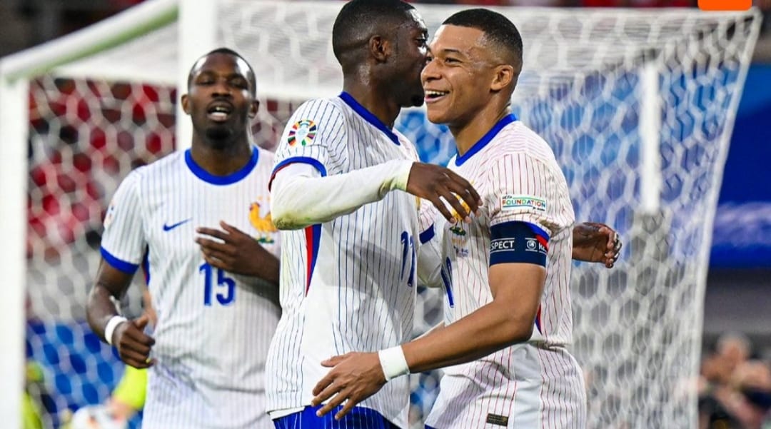 selebrasi pemain Prancis usai mencetak keunggulan atas Austria berkat gol bunuh diri Max Wober (getty)