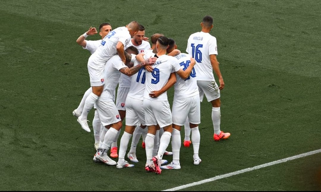 Selebrasi para pemain Slovakia usai Ivan Schranz mencetak gol ke gawang Belgia