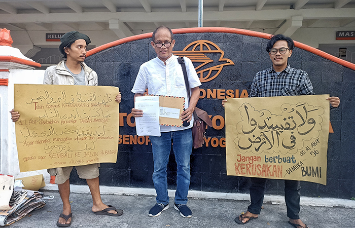 Anggota Forum Cik Di Tiro saat menunjukkan surat kepada ormas keagamaan agar menolak konsesi tambang di Kantor Pos Besar Yogyakarta, Rabu (19/6/2024). (Gregorius Bramantyo/Radar Jogja)