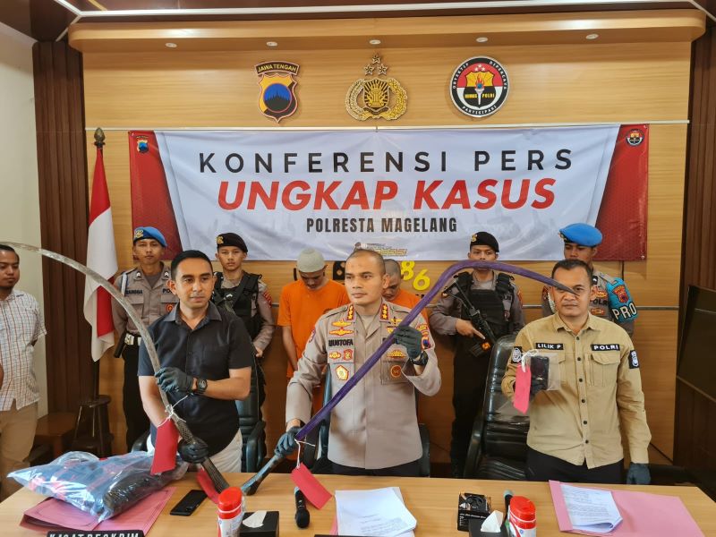 MERESAHKAN: Kapolresta Magelang menunjukkan barang bukti berupa corbek sepanjang 2 meter milik geng Bajak Laut.