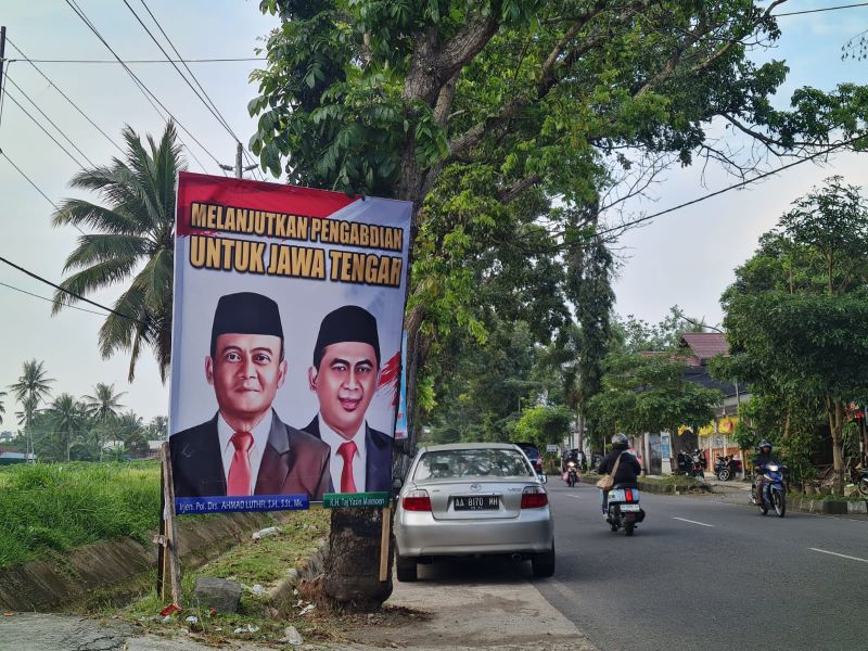 MEJENG: Spanduk bergambar Kapolda Jateng Irjen Pol Ahmad Luthfi dan eks Wagub Jateng Taj Yasin Maimoen bertebaran di Magelang.