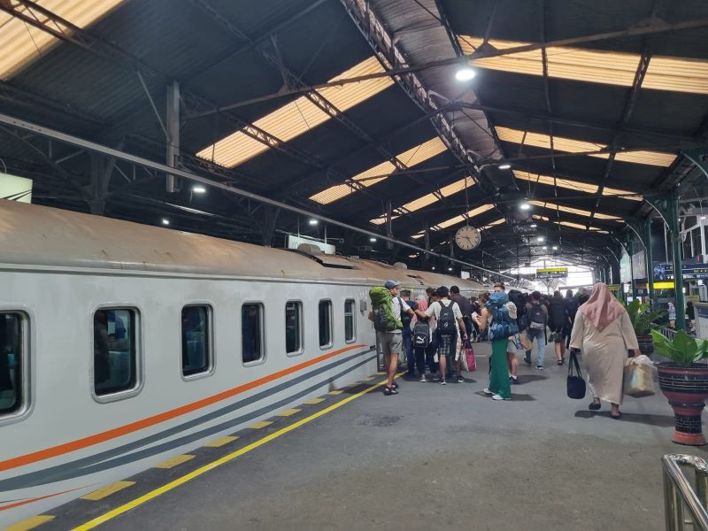 Ribuan Penumpang Naik Turun di Daop 6 Yogyakarta pada Masa Libur Idul Adha 2024.