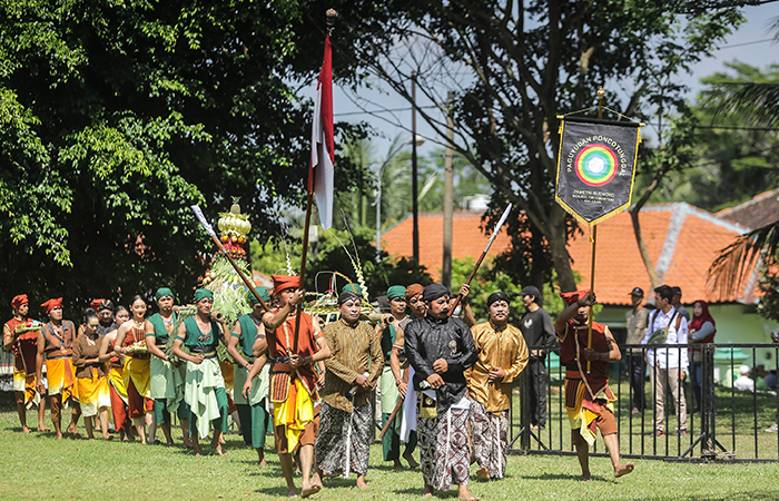 Gelaran Festival yang diikuti 17 Kapanewon se-Sleman saat Festival upacara adat dan tradisi budaya Kabupaten Sleman di Lapangan Kantor Kapanewon Cangkringan, Sleman, Rabu (19/6).