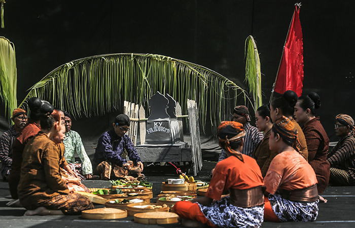 Peserta dari Kapanewon Depok mementaskan gelaran upacara adat Kenduri Ruwahan Nologaten saat Festival upacara adat dan tradisi budaya Kabupaten Sleman.