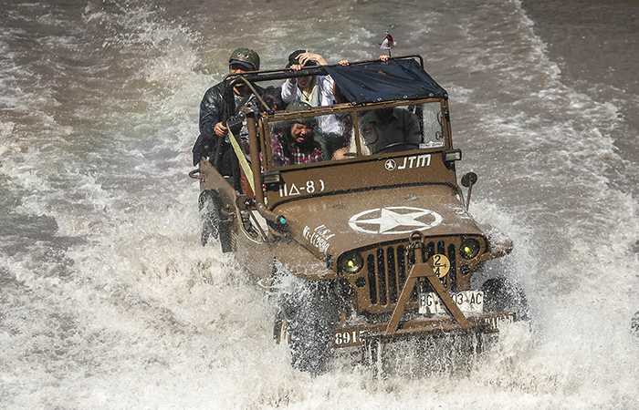 MENANTANG: Pengunjung menaiki armada jeep lava tour Merapi di kawasan Kali Kuning, Hargobinangun, Pakem, Sleman Rabu (19/6). ELANG KHARISMA DEWANGGA/RADAR JOGJA