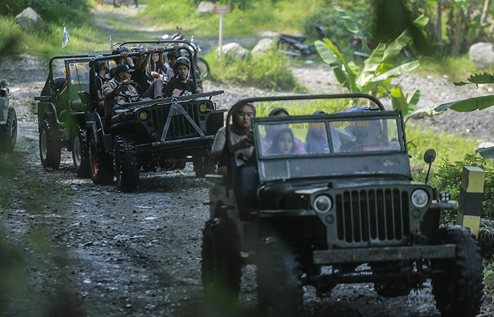 MENANTANG: Pengunjung menaiki armada jeep lava tour Merapi di kawasan Kali Kuning, Hargobinangun, Pakem, Sleman Rabu (19/6). ELANG KHARISMA DEWANGGA/RADAR JOGJA