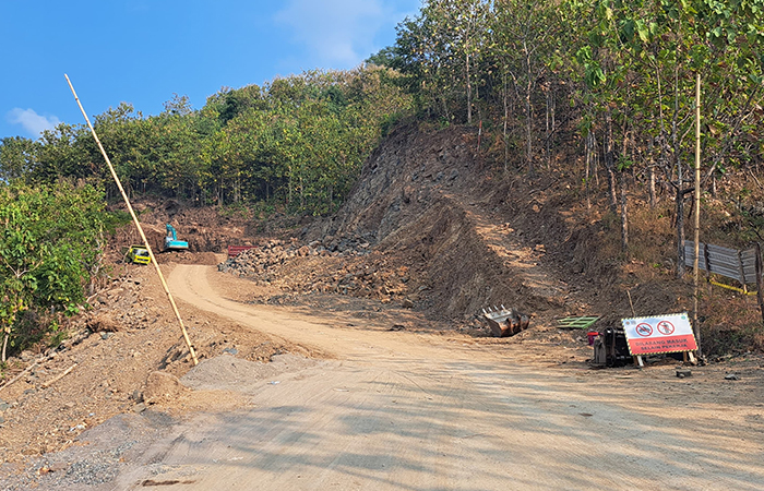 DIKEBUT: Pengerjaan jalan relokasi tanjakan Bukit Clongop Hargomulyo - Watugajah, Gedangsari, Gunungkidul. Proyek ini ditargetkan selesai akhir tahun.Andi May/Radar Jogja&nbsp;