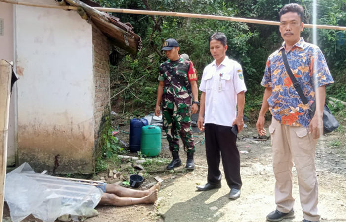 TEMPAT KEJADIAN PERKARA : Polisi mendatangi lokasi kejadian pembunuhan di Desa Selogiri, Kecamatan Karanggayam, Rabu (19/6).(Dokumentasi Pemdes Selogiri)