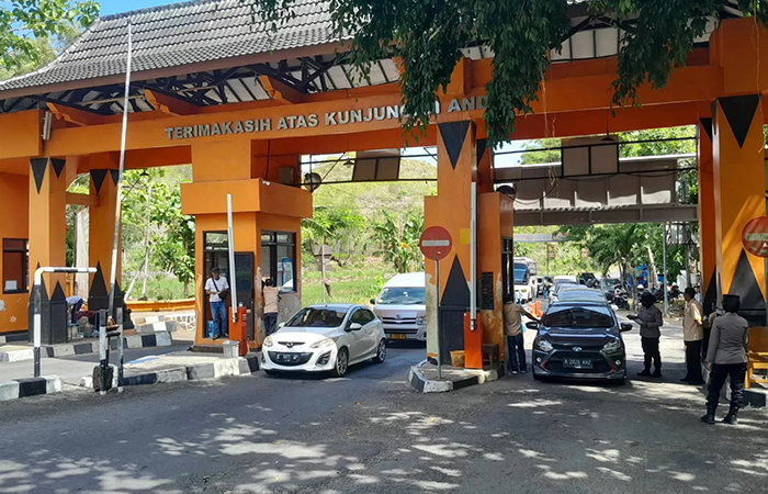 PINTU MASUK: TPR wisata Pantai Baron, Tanjungsari, Kabupaten Gunungkidul.
