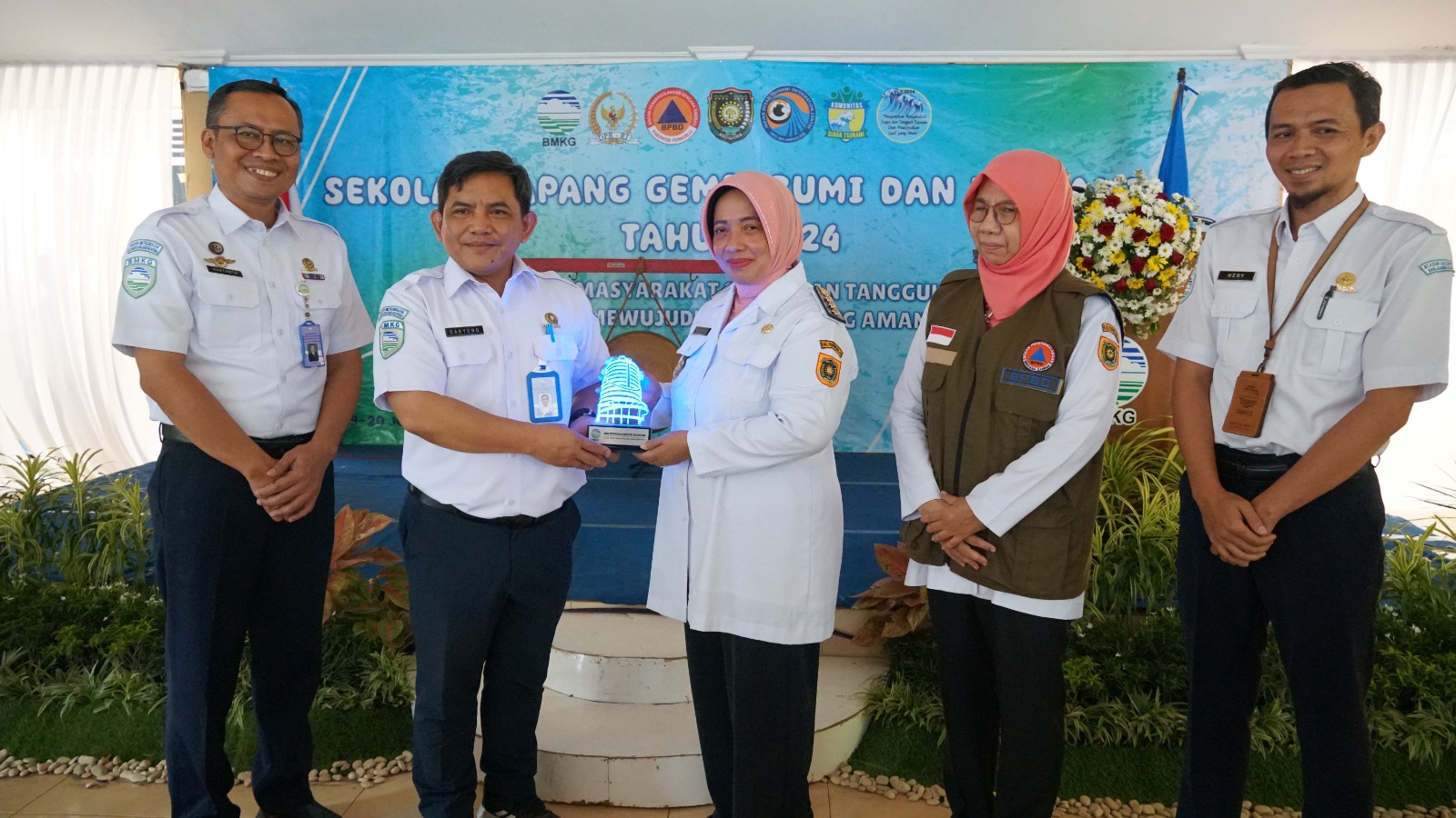 Bupati Purworejo saat me-launcing peta evakuasi tsunami Desa Girirejo pada acara Sekolah Lapang Gempa dan Tsunami di Purworejo, Rabu (19/6).
