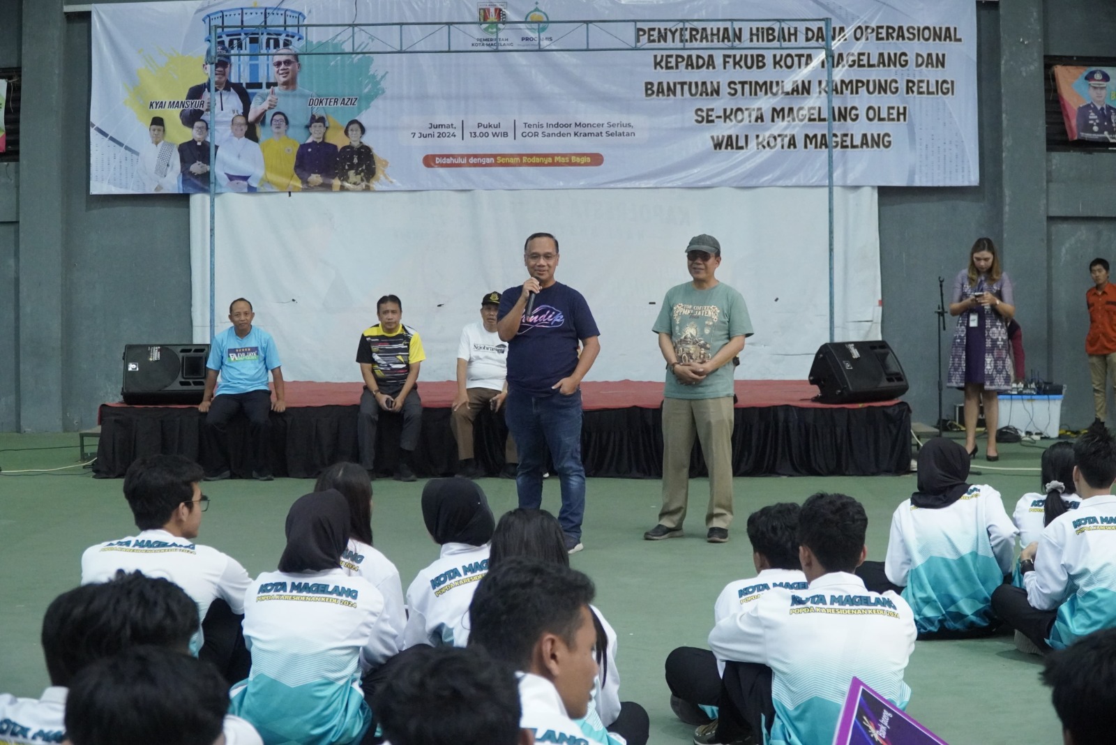 SEMRINGAH: Wali Kota Magelang Muchamad Nur Aziz saat memberikan penghargaan kepada perwakilan atlet yang meraih medali pada gelaran Popda eks Karesidenan Kedu.