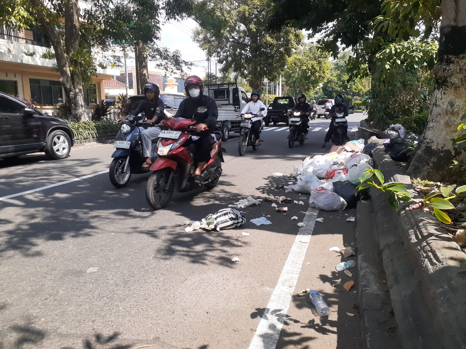 Kondisi tumpukan sampah liar yang berada di sisi selatan stadion Mandala Krida pada Rabu (16/6/2024). Kondisi itu dikeluhkan pengguna jalan.  (IWAN NURWANTO/Radar Jogja)