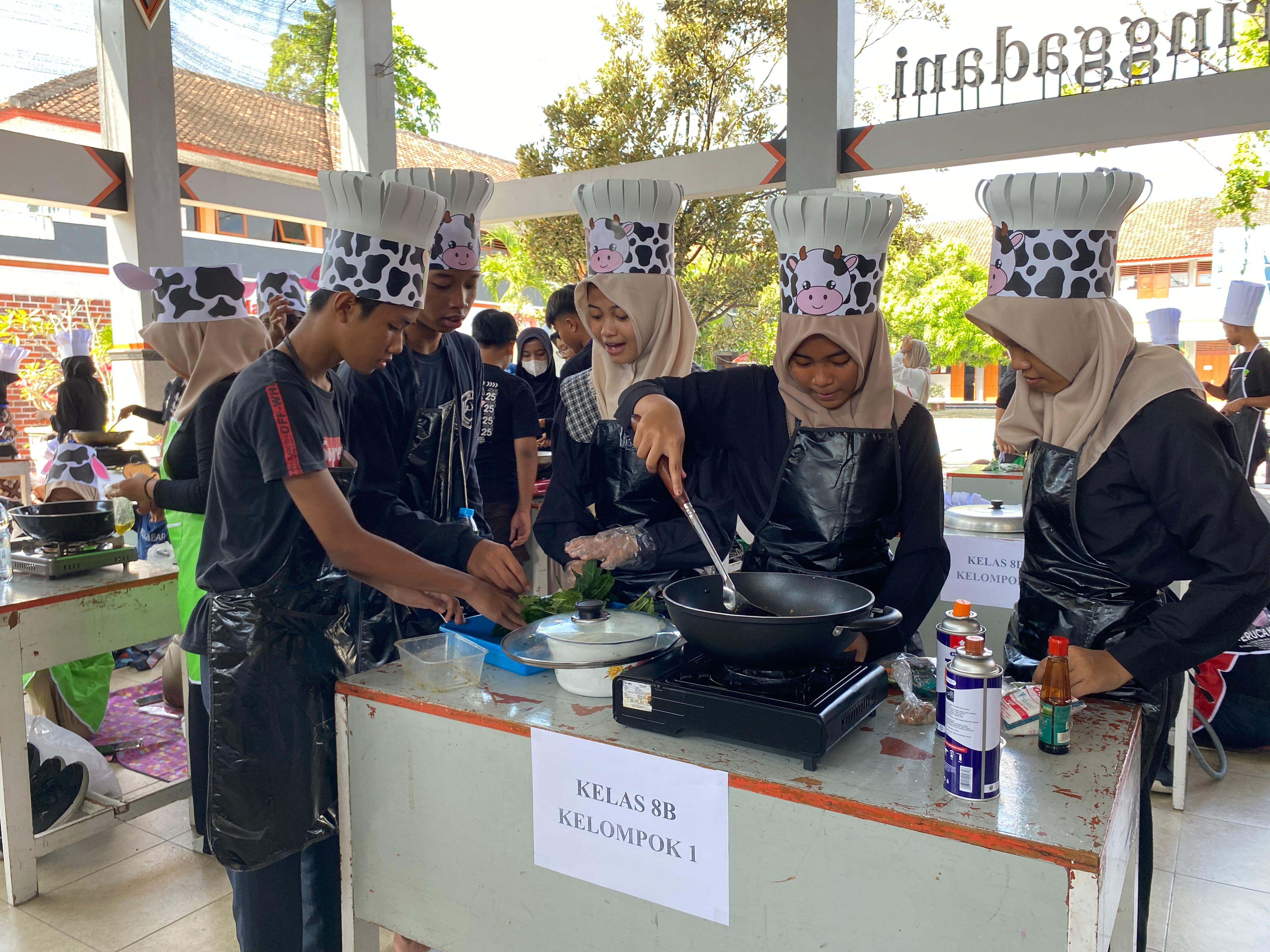 Suasana HerucakraChef Competiton memasak daging kurban ala pelajar SMPN 1 Bantul pada Rabu (19/6/2024).