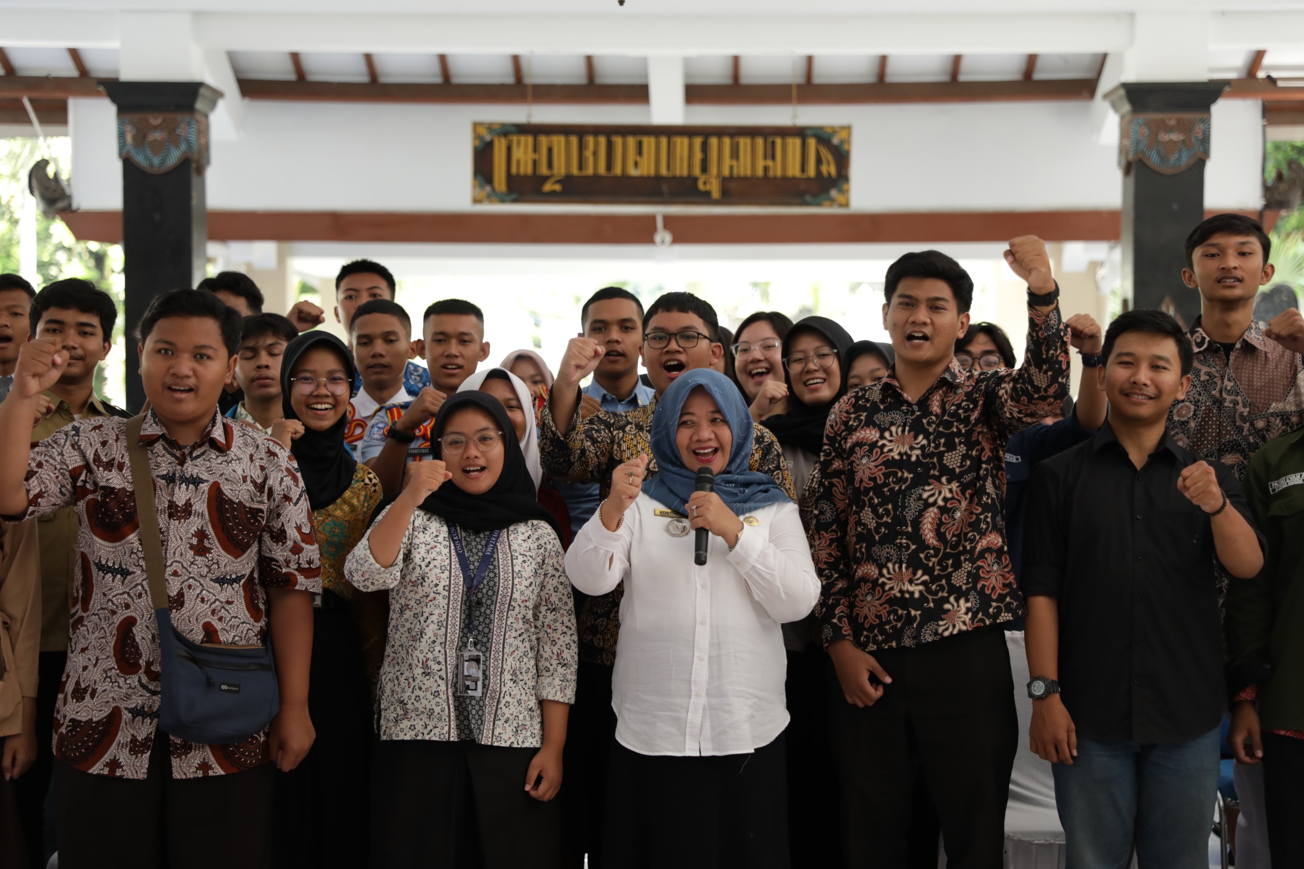 puluhan ketua OSIS dan MPK pelajar SMA/SMK sederajat se-Kabupaten Sleman di Pendopo Rumah Dinas Bupati Sleman Rabu (19/6)