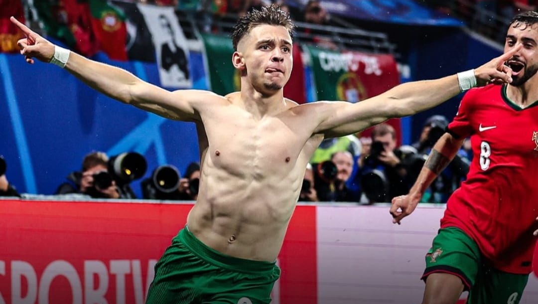 Selebrasi Francisco Conceicao usai memastikan kemenangan Portugal atas Ceko yang berimbas dengan kartu kuning (getty)