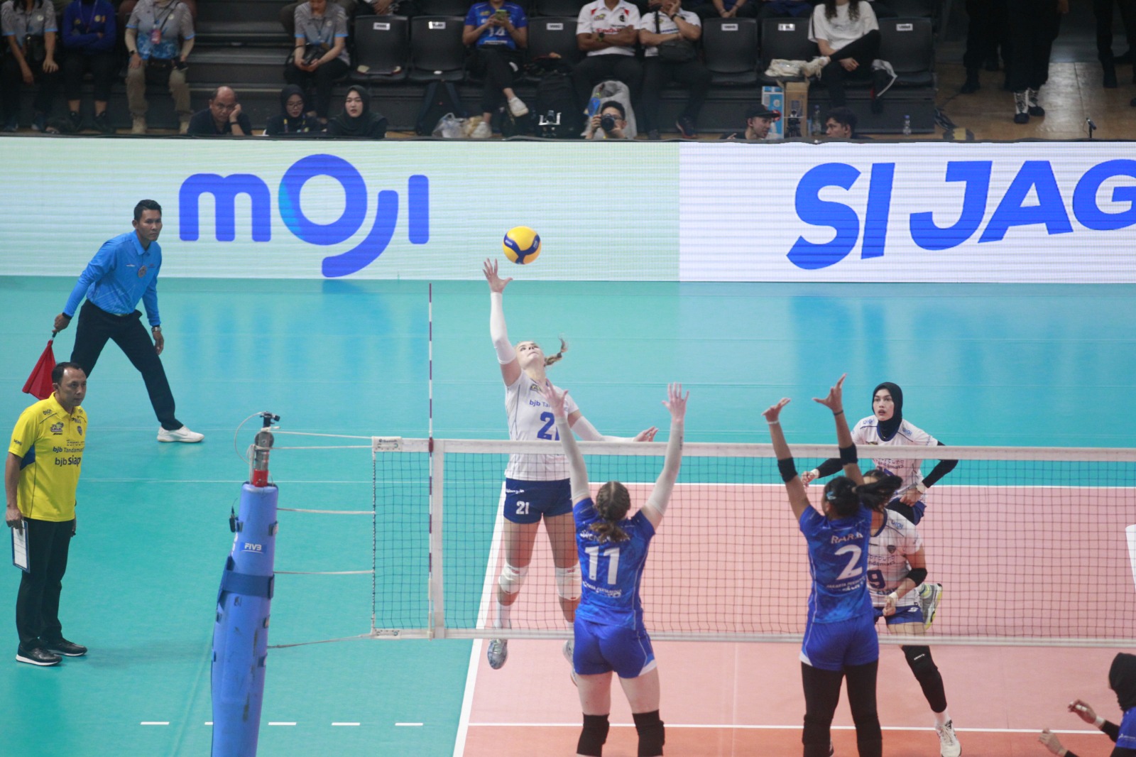 Bandung Bank bjb Tandamata menang telak 3-0 atas Jakarta Pertamina Enduro dalam lanjutan PLN Mobile Proliga 2024, di GOR Terpadu A. Yani, Pontianak, Kamis (20/6/2024).