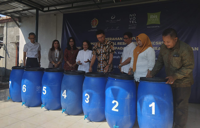 ATASI SAMPAH : Penyerahan tujuh unit drum pengolah sampah teknologi bio konversi dari Dinas Pariwisata DIJ ke Kampung Wisata Prenggan, Kotagedhe.