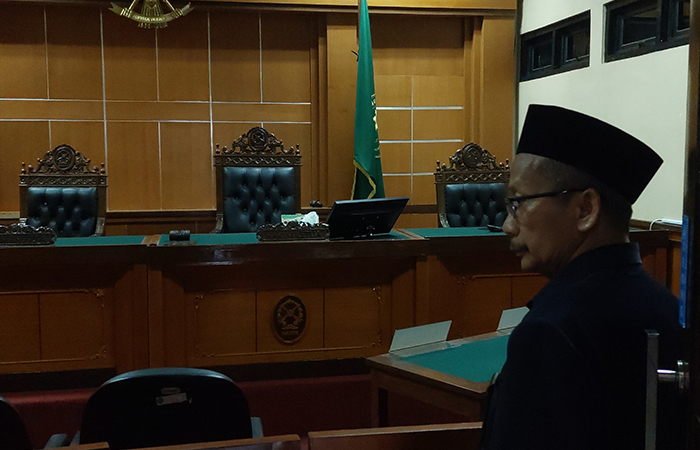 SUASANA: Hakim Pengadilan Agama Wates menunjukkan ruang sidang.
