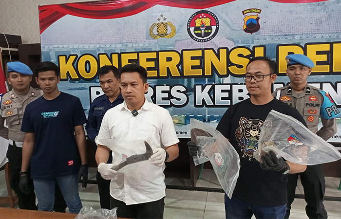 BARANG BUKTI : Kasat Reskrim Polres Kebumen AKP La Ode Arwansyah (kemeja putih) menunjukkan barang bukti senjata tajam yang digunakan Ngadimin, 41, untuk menghabisi nyawa ayahnya sendiri.