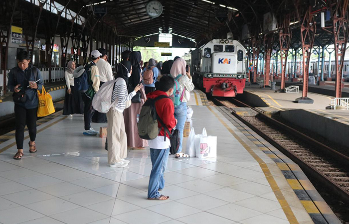 Suasana penumpang di stasiun wilayah Daop 5 Purwokerto saat Long Weekend Idul Adha lalu.