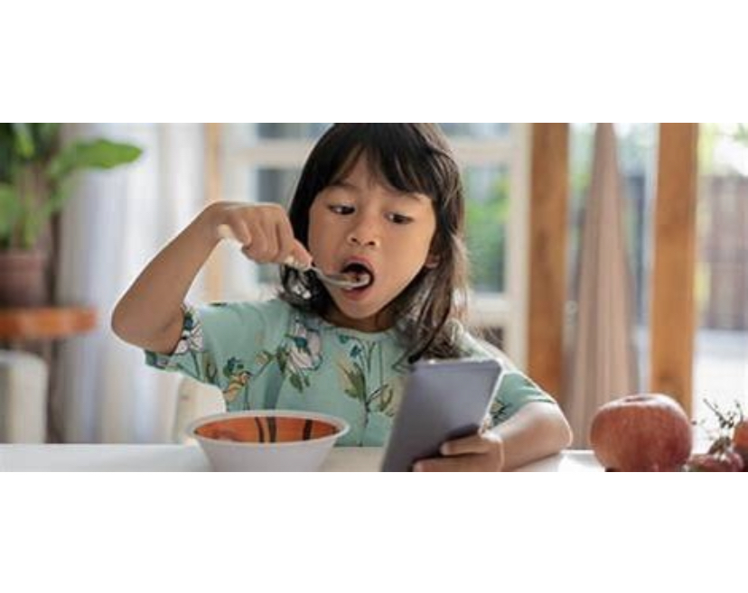 Ilustrasi anak makan sambil bermain gadget