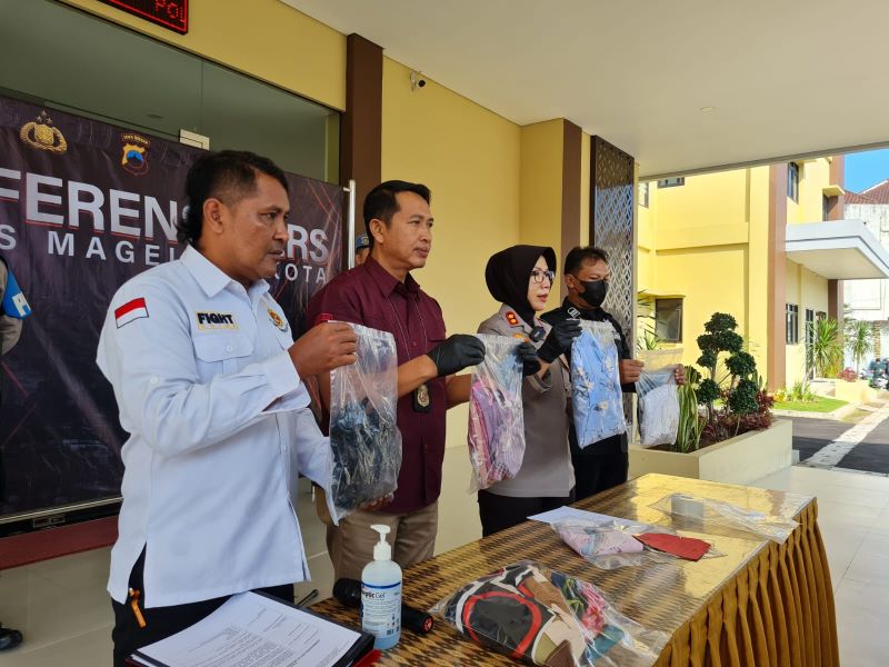 TUNJUKKAN BUKTI: Kapolres Magelang Kota bersama jajarannya saat menunjukkan barang bukti yang digunakan pelaku untuk membuang bayinya.