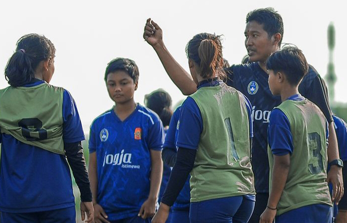SEMANGAT: Pelatih kepala tim sepak bola putri PON DIY Nopendi saat memberikan instruksi dalam latihan kepada para pemainnya.Dok. PSSI&nbsp;DIY