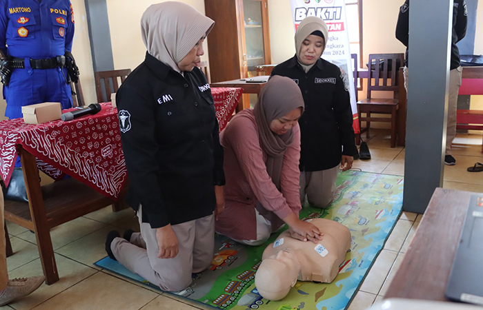 PELATIHAN BHD: Bakti Kesehatan oleh Sidokkes Polres Bantul yang menyasar masyarakat pesisir Pantai Samas, (20/6),Dok. Humas Polres Bantul