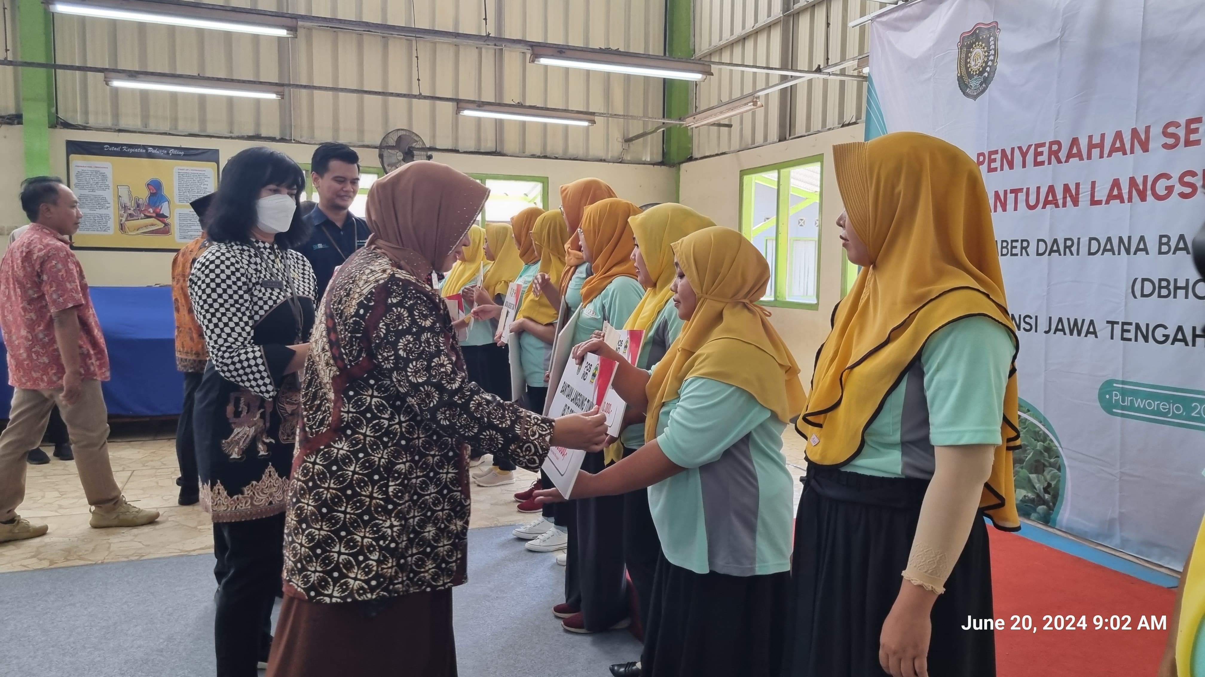 Penyerahan BLT dati DBHCHT kepada para pekerja industri rokok di Kabupaten Purworejo, Kamis (20/6).